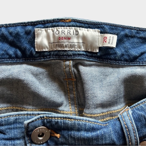 TORRID Boyfriend Bermuda Vintage Stretch - Medium Wash - Picture 8 of 11